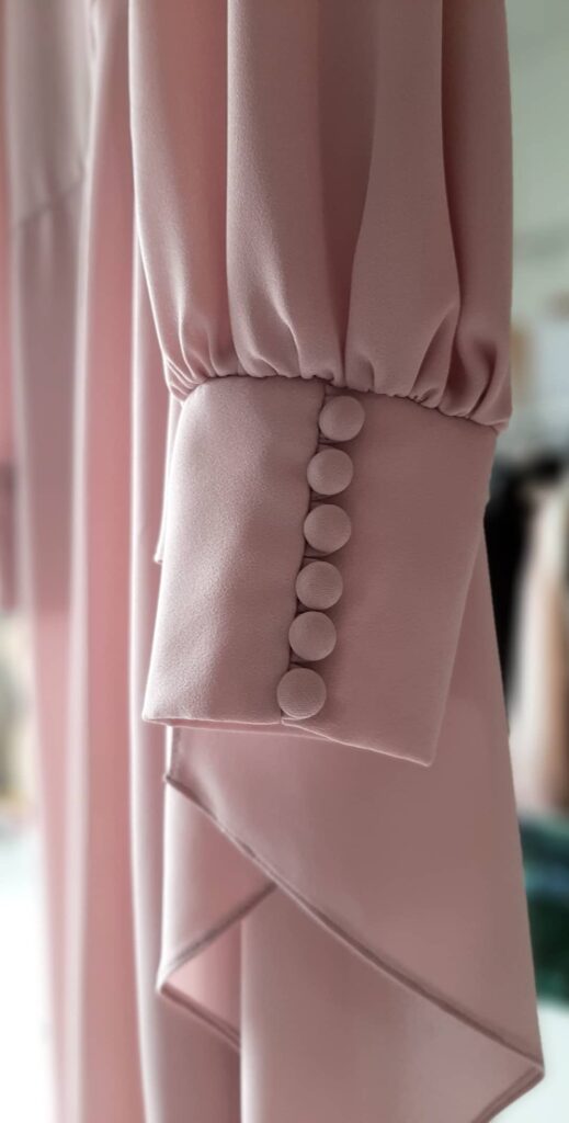 puño-blusa-asimetrica-rosa-invitada